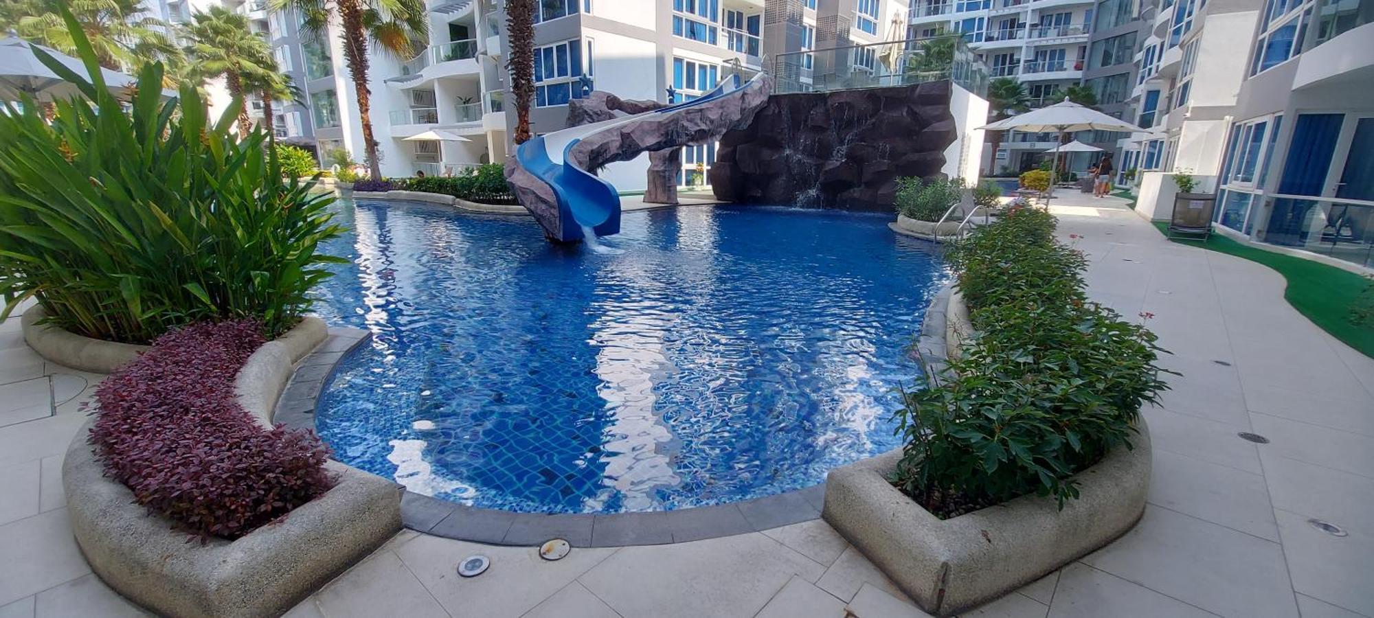 Grand Avenue, Luxury Suite, 72sqm Pool View With Lounge Area Apartment Pattaya