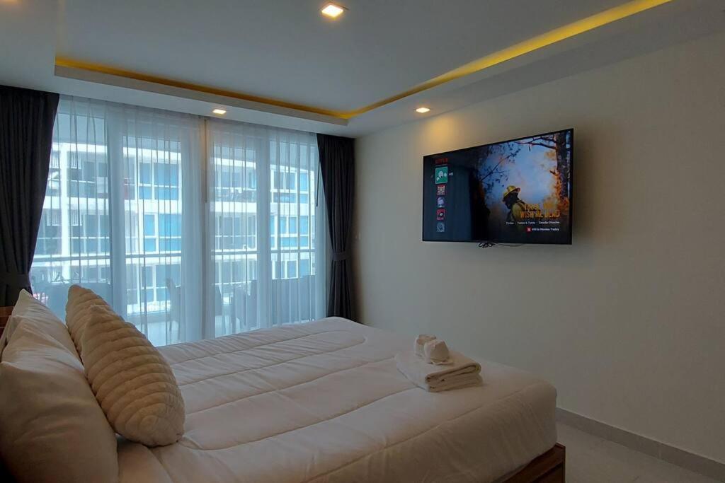 Grand Avenue, Luxury Suite, 72sqm Pool View With Lounge Area *