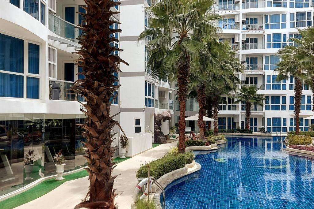 Apartment Grand Avenue, Luxury Suite, 72sqm Pool View With Lounge Area Pattaya